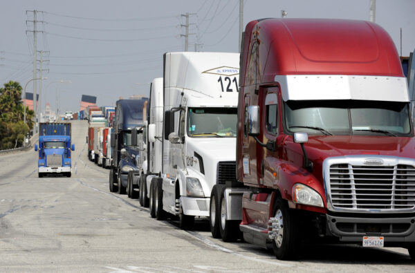 Xe bán tải xếp hàng để lấy container vận chuyển từ một con tàu từ Trung Quốc ở Long Beach, California, vào ngày 04/04/2018. (Ảnh: Bob Riha Jr./Reuters)