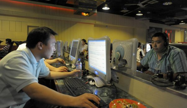 Người sử dụng Internet ở Bắc Kinh vào ngày 03/06/2009. Kiểm soát Internet ở Trung Quốc thuộc vào hạng nghiêm ngặt nhất trên thế giới, theo một báo cáo nhân quyền năm 2014 của Freedom House. (Ảnh: Liu Jin/AFP/Getty Images)