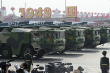 Xe quân sự mang hỏa tiễn siêu thanh Đông Phong 17 (DF-17) lăn bánh khi các thành viên đội danh dự của quân đội Trung Quốc diễn hành trong cuộc duyệt binh kỷ niệm 70 năm ngày thành lập Trung Quốc cộng sản tại Bắc Kinh vào ngày 01/10/2019. (Ảnh: AP Photo/Ng Han Guan)