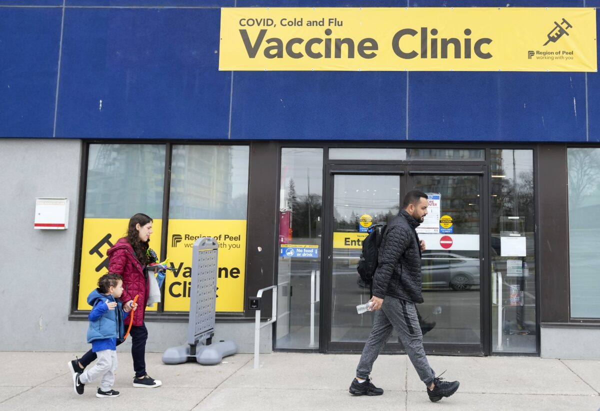 Mọi người đi ngang qua một phòng khám vaccine ở Canada trong đại dịch COVID-19 ở Mississauga, Ontario, hôm 13/04/2022. (Ảnh: Báo chí Canada/Nathan Denette)