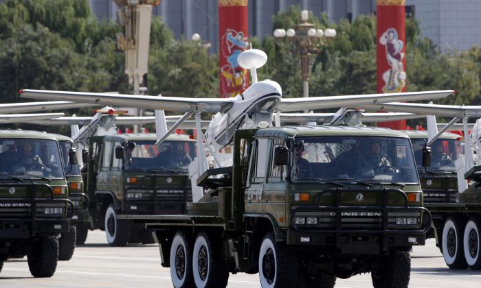 Một chiếc xe tải chở các drone do Trung Quốc chế tạo, ASN-207, tham gia cuộc duyệt binh ở Bắc Kinh vào ngày 01/10/2009. (Ảnh: Vincent Thian/AP Photo)