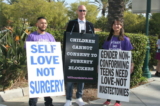(Từ trái sang phải) Abel Garcia, người trước đây nhận định mình là một phụ nữ chuyển giới; ông Billboard Chris; và cô Chloe Cole, người trước đây nhận định mình là một nam giới chuyển giới, tham gia một cuộc biểu tình phản đối các phương pháp điều trị cho người chuyển giới ở Anaheim, California, ngày 08/10/2022. (Ảnh: Brad Jones/The Epoch Times)