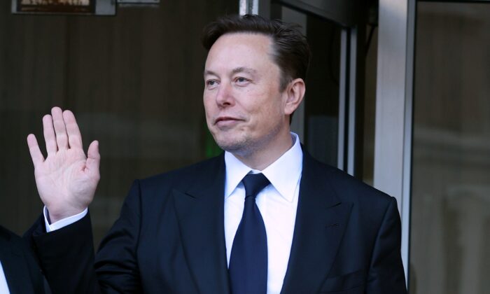 Chủ sở hữu kiêm Giám đốc điều hành Twitter, ông Elon Musk, rời Tòa nhà Liên bang Phillip Burton ở San Francisco hôm 24/01/2023. (Ảnh: Justin Sullivan/Getty Images)