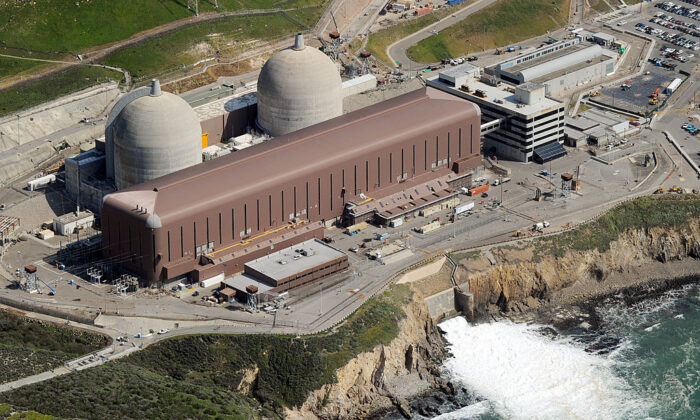 Quang cảnh nhìn từ trên cao của Nhà máy điện hạt nhân Diablo Canyon nằm ở rìa Thái Bình Dương tại Bãi biển Avila ở Quận San Luis Obispo, California, ngày 17/03/2011. (Ảnh: Mark Ralston/AFP qua Getty Images)