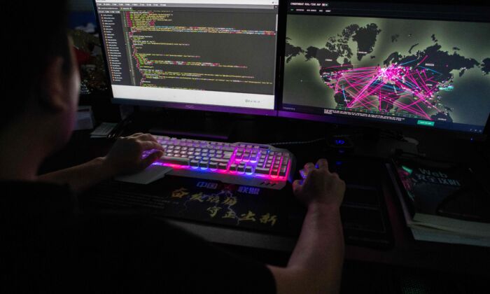 Anh Prince, một thành viên của Liên minh Tin tặc Đỏ, người từ chối cung cấp tên thật của mình, sử dụng một trang web theo dõi các cuộc tấn công mạng toàn cầu trên máy điện toán của anh tại văn phòng của họ ở Đông Quản, tỉnh Quảng Đông, miền nam Trung Quốc, vào ngày 04/08/2020. (Ảnh: Nicolas Asfouri/AFP qua Getty Images)