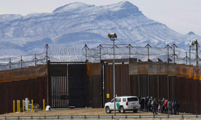 Các nhân viên của Lực lượng Tuần tra Biên giới bắt giữ một nhóm người di cư gần bức tường biên giới sau khi họ vào Hoa Kỳ từ Ciudad Juarez vào ngày 03/02/2022. (Ảnh: Herika Martinez/AFP qua Getty Images)