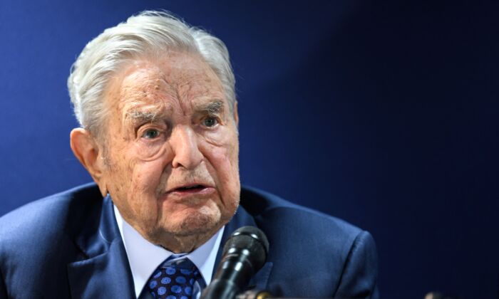 Ông George Soros trả lời các câu hỏi sau khi có một bài diễn văn bên lề cuộc họp thường niên của Diễn đàn Kinh tế Thế giới (WEF) tại Davos, Thụy Sĩ, vào ngày 24/05/2022. (Ảnh: Fabrice Coffrini/AFP qua Getty Images)