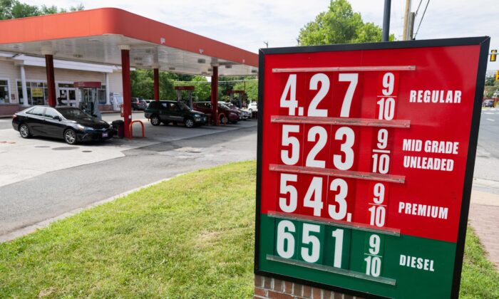 Một biển báo hiển thị giá xăng tại một trạm xăng ở Falls Church, Virginia, hôm 19/07/2022. (Ảnh: Saul Loeb/AFP qua Getty Images)