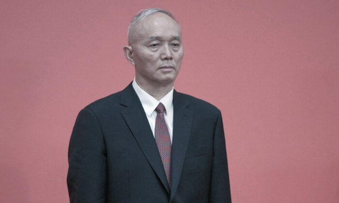 Ông Thái Kỳ, Bí thư Thành ủy Bắc Kinh, đứng lên khi được giới thiệu là Ủy viên Ban Thường vụ Bộ Chính trị Đảng Cộng sản Trung Quốc, tại Đại lễ đường Nhân dân ở Bắc Kinh vào ngày 23/10/2022. (Ảnh: Wang Zhao/AFP qua Getty Images)