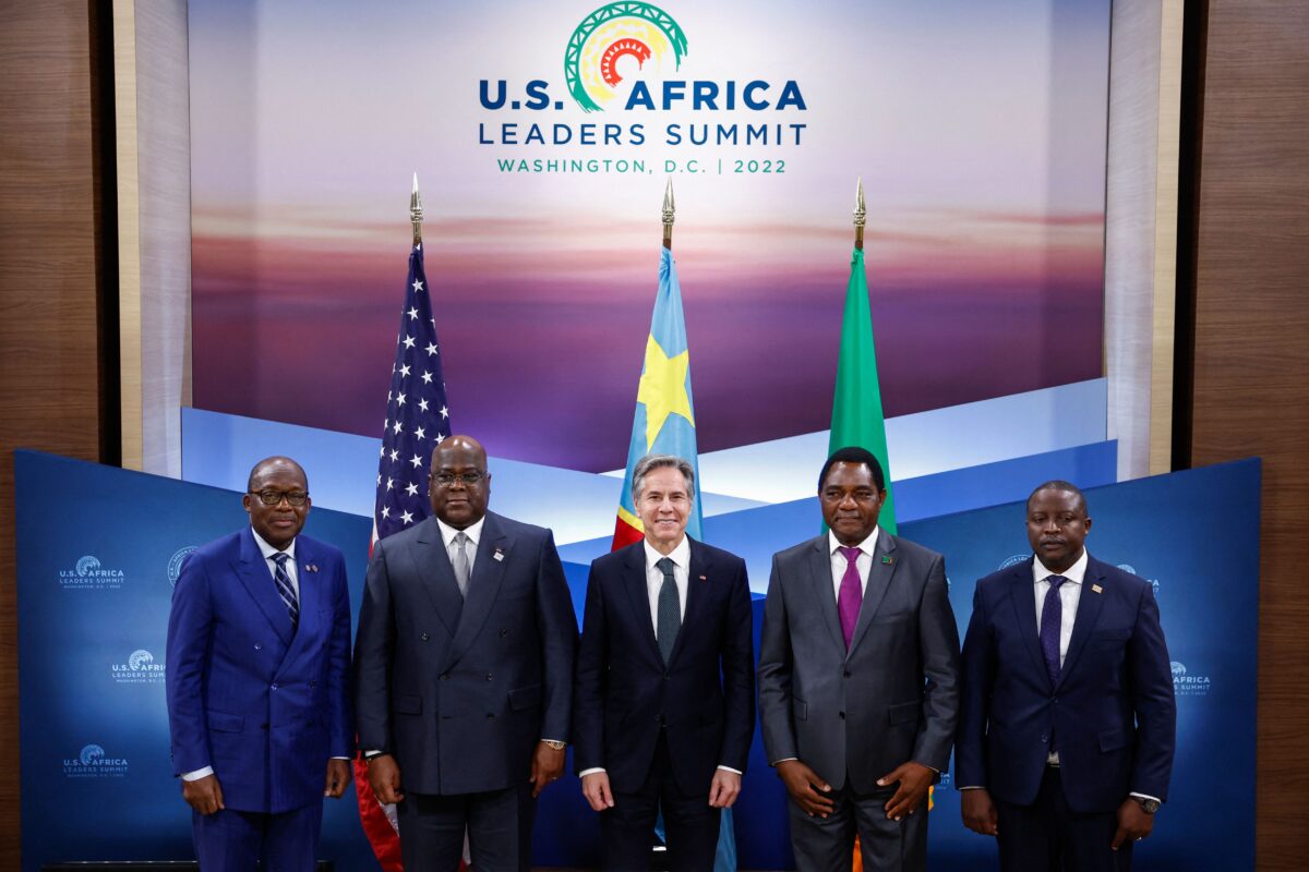 Ngoại trưởng Hoa Kỳ Antony Blinken (Giữa) chụp ảnh cùng Ngoại trưởng Cộng hòa Dân chủ Congo (DRC) Christophe Lutundula (Trái), Tổng thống DRC Felix Tshisekedi (thứ 2 từ trái sang), Tổng thống Zambia Hakainde Hichilema (thứ 2 từ phải sang) và Ngoại trưởng Zambia Stanley Kakubo (Phải) trong một buổi lễ ký kết biên bản ghi nhớ ở Hoa Thịnh Đốn, hôm 13/12/2022. (Ảnh: Evelyn Hockstein/POOL/AFP qua Getty Images)