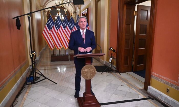 Chủ tịch Hạ viện Hoa Kỳ Kevin McCarthy (Cộng Hòa-California) nói chuyện về mức trần nợ tại Điện Capitol Hoa Kỳ ở Hoa Thịnh Đốn hôm 06/02/2023. (Ảnh: Saul Loeb/AFP qua Getty Images)