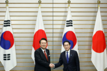 Tổng thống Nam Hàn Yoon Suk Yeol (trái) và Thủ tướng Nhật Bản Fumio Kishida bắt tay trước cuộc gặp thượng đỉnh tại dinh chính thức của thủ tướng ở Tokyo hôm 16/03/2023. (Ảnh: Kiyoshi Ota/Getty Images)