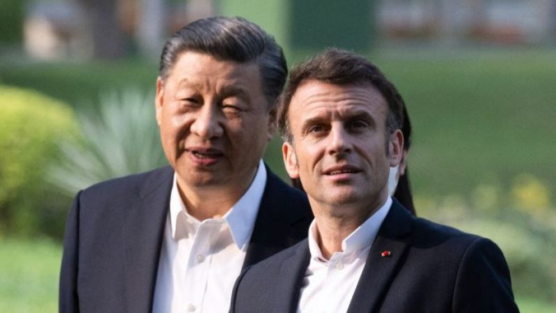 Tổng thống Pháp Emmanuel Macron (phải) nảy sinh những ý tưởng kỳ quặc ​​gây chia rẽ sau khi đến thăm lãnh đạo Trung Quốc Tập Cận Bình (trái). Bức ảnh được chụp khi cả hai nhà lãnh đạo đang đi dạo trong khu vườn của dinh tỉnh trưởng Quảng Đông, hôm 07/04/2023. (Ảnh: Jacques Witt/Pool/AFP qua Getty Images)