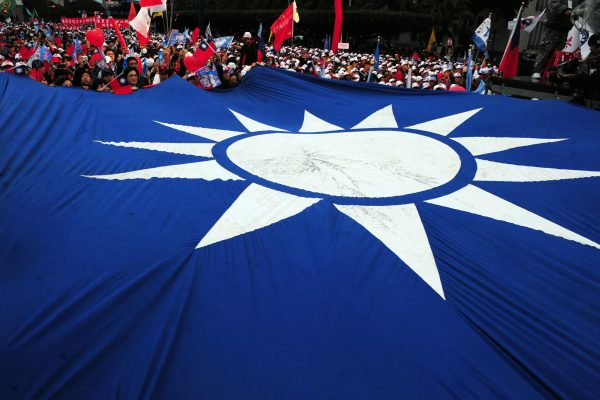 Quốc kỳ của Trung Hoa Dân Quốc được nhìn thấy tại một cuộc vận động tranh cử của Tổng thống Đài Loan và ứng cử viên tổng thống đang cầm quyền của Quốc Dân Đảng (KMT) Mã Anh Cửu ở Đài Bắc, Đài Loan, vào ngày 08/01/2012. (Ảnh: Aaron Tam/AFP/Getty Images)