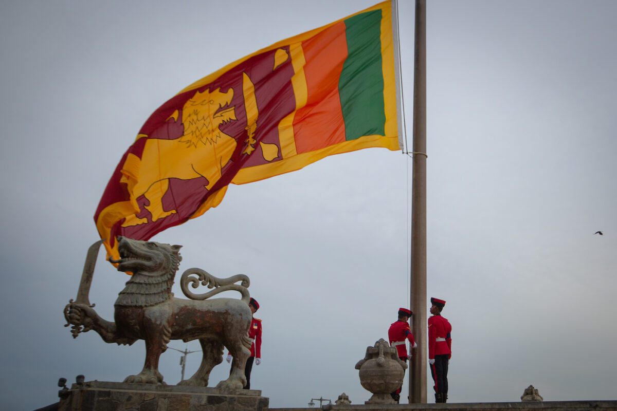Quân nhân trong lễ phục hạ quốc kỳ Sri Lanka tại Galle Face Green ở Colombo, Sri Lanka, hôm 17/07/2022. (Ảnh: Abhishek Chinnappa/Getty Images)