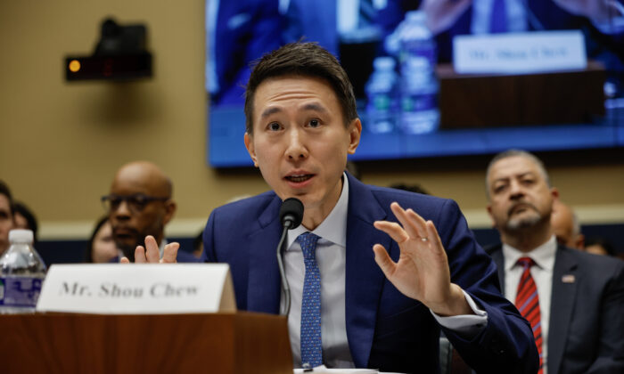 Giám đốc điều hành TikTok Chu Thọ Tư (Shou Zi Chew) làm chứng trước Ủy ban Năng lượng và Thương mại Hạ viện trên Capitol Hill ở Hoa Thịnh Đốn hôm 23/03/2023. (Ảnh: Chip Somodevilla/Getty Images)