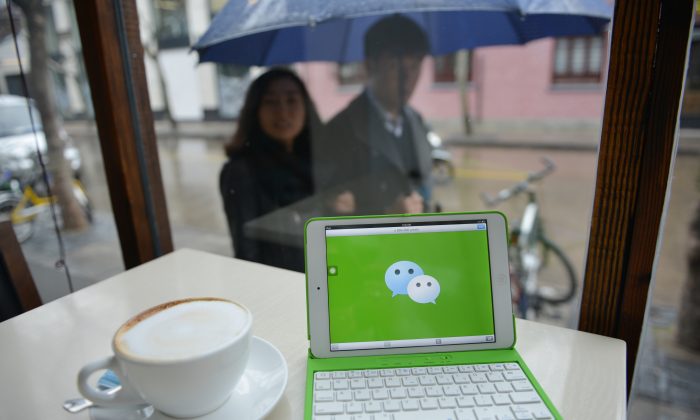 Logo của nền tảng nhắn tin tức thời WeChat của Trung Quốc được hiển thị trên một thiết bị di động ở Thượng Hải, Trung Quốc, vào ngày 12/03/2014. (Ảnh: Peter Parks/AFP/Getty Images)
