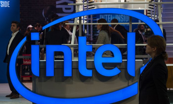 Logo của đại công ty bán dẫn Intel của Hoa Kỳ được trưng bày tại hội chợ Kinh doanh Kỹ thuật số CEBIT ở Hanover, miền trung nước Đức, hôm 15/03/2016. (Ảnh: John Macdougall/AFP/Getty Images)