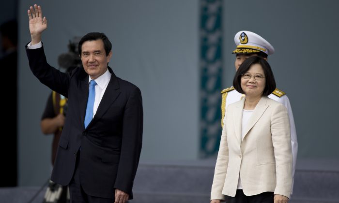 Tổng thống Đài Loan Thái Anh Văn (phải) và cựu Tổng thống Đài Loan Mã Anh Cửu (trái) vẫy tay chào người dân ở Đài Bắc, Đài Loan, vào ngày 20/05/2016. (Ảnh: Ashley Pon/Getty Images)