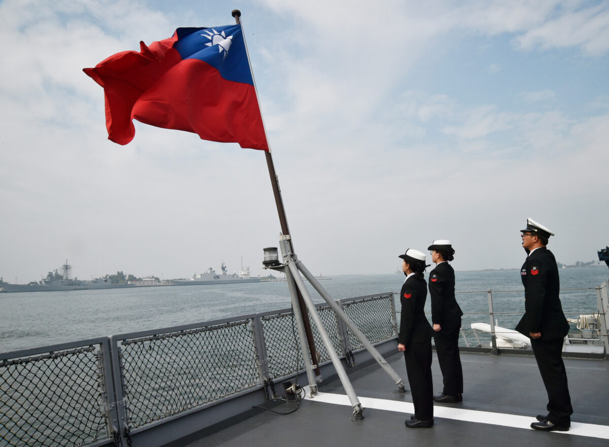 Các thủy thủ Đài Loan chào cờ trên boong tàu tiếp tế Bàn Thạch (Panshih) sau khi tham gia cuộc tập trận thường niên, tại căn cứ hải quân Tả Doanh ở Cao Hùng vào ngày 31/01/2018. (Ảnh: Mandy Cheng/AFP qua Getty Images)