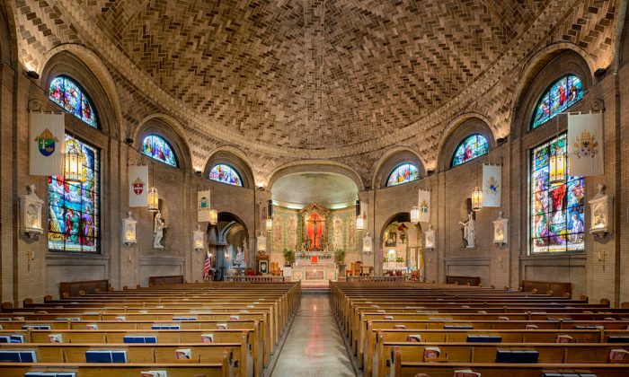 Nội thất tuyệt đẹp của Vương cung thánh đường Thánh Lawrence ở Asheville, North Carolina, mang đến cảm giác tức thì về một nơi linh thiêng. (Ảnh: Shutterstock)