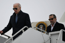 Tổng thống Joe Biden cùng người con trai Hunter Biden đến Căn cứ Lực lượng Phòng không Quốc gia Hancock Field ở Syracuse, New York, hôm 04/02/2023. (Ảnh: Andrew Caballero-Reynolds/AFP qua Getty Images)