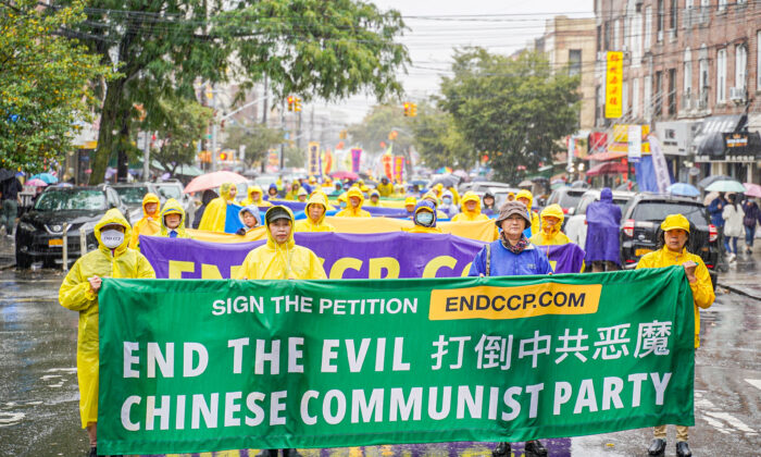 Các học viên Pháp Luân Công tham dự một cuộc diễn hành ở Brooklyn, Thành phố New York, hôm 02/10/2022, để kêu gọi chấm dứt cuộc bức hại của chính quyền Trung Quốc. (Ảnh: Zhang Jingchu/The Epoch Times)