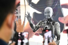 Những người tham dự chụp ảnh và nói chuyện với robot hình người Engineered Arts Ameca có trí tuệ nhân tạo, khi robot này được trình diễn tại Triển lãm Điện tử Tiêu dùng (CES) ở Las Vegas, Nevada vào ngày 05/01/2022. (Ảnh: Patrick T. Fallon/AFP qua Getty Images)