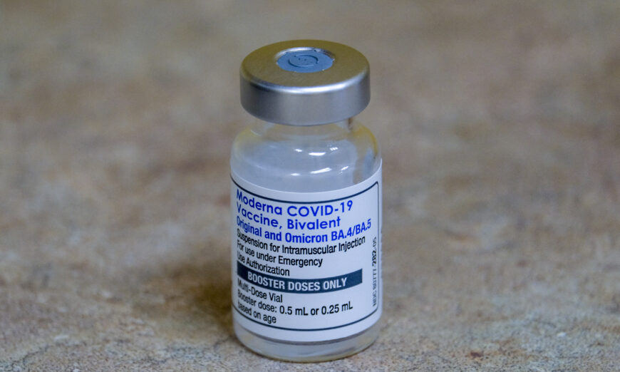 Hình ảnh một lọ vaccine Moderna COVID-19, Bivalent, tại phòng khám AltaMed Medical ở Los Angeles, California, ngày 06/10/2022. (Ringo Chiu/AFP qua Getty Images)