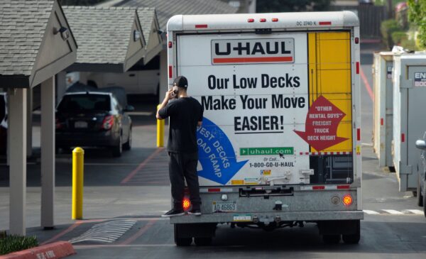 Một người nói chuyện điện thoại di động khi đang đứng sau một chiếc xe tải đang di chuyển ở Pacifica, California, vào ngày 26/01/2016. (Ảnh: Josh Edelson/AFP qua Getty Images)