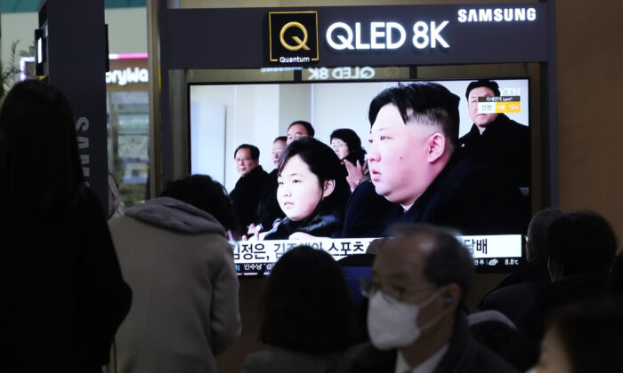 Một màn hình TV chiếu một bức ảnh tư liệu của lãnh đạo Bắc Hàn Kim Jong Un (phải) và con gái của ông, tên là Kim Ju Ae, trong một chương trình tin tức tại ga xe lửa Seoul ở Seoul, Nam Hàn, hôm 18/02/2023. (Ảnh: AP Photo/Ahn Young-joon)