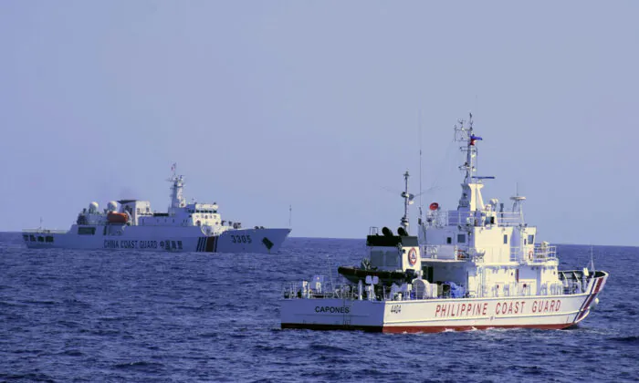 Một tàu Hải cảnh Trung Quốc đi gần một tàu Tuần duyên Philippines trong cuộc tuần tra tại Bajo de Masinloc, cách tỉnh Zambales 124 hải lý về phía tây, tây bắc Philippines, vào ngày 02/03/2022. (Ảnh: Tuần Duyên Philippines qua AP)