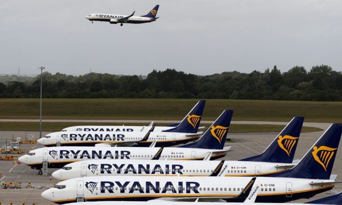Hình ảnh phi cơ Ryanair tại phi trường Stansted, phía đông bắc London, vào ngày 20/08/2020. (Ảnh: Adrian Dennis/AFP qua Getty Images)