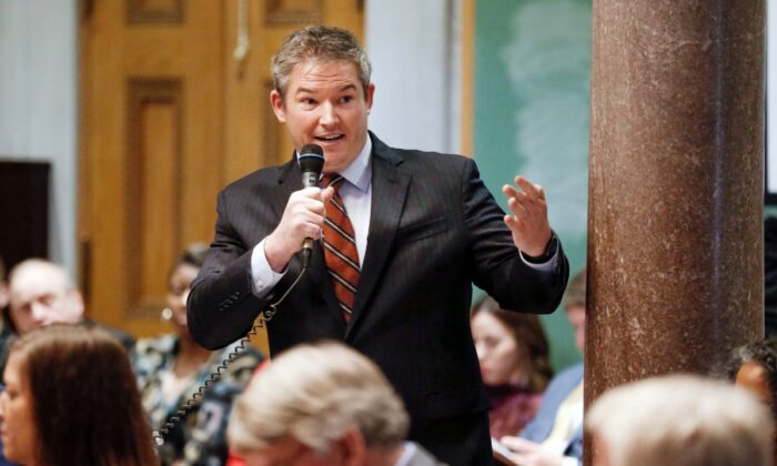 Thượng nghị sĩ tiểu bang Jeff Yarbro tranh luận về một đề nghị cho phép các cơ quan nhận con nuôi dựa trên đức tin từ chối giao con cho các cặp đồng giới vì niềm tin tôn giáo của họ, ở Nashville, Tennessee,  ngày 14/01/2020. (Ảnh: Mark Humphrey/AP Photo)