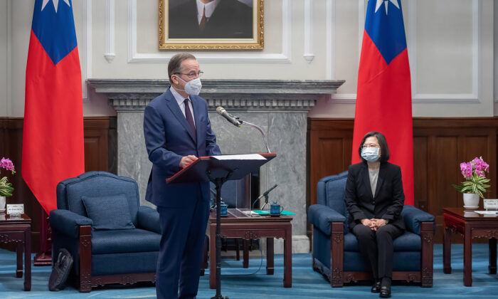 Cựu Chủ tịch Hội đồng Tham mưu trưởng Liên quân Mike Mullen trình bày khi Tổng thống Đài Loan Thái Anh Văn (bên phải) lắng nghe trong một cuộc họp ở Đài Bắc, Đài Loan, vào ngày 02/03/2022. (Ảnh: Văn phòng Tổng thống Đài Loan qua AP)