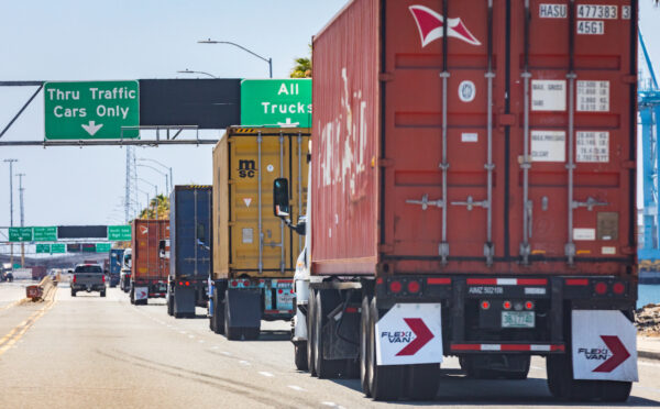Các xe tải đang trên đường đến Cảng Long Beach, California, vào ngày 13/07/2022. (Ảnh: John Fredricks/The Epoch Times)