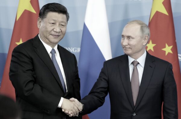 Tổng thống Nga Vladimir Putin (phải) bắt tay với lãnh đạo Trung Quốc Tập Cận Bình trong buổi lễ ký kết sau cuộc hội đàm Nga-Trung bên lề Diễn đàn Kinh tế Phương Đông ở Vladivostok vào ngày 11/09/2018. (Ảnh: Sergei Chirikov/AFP/Getty Images)