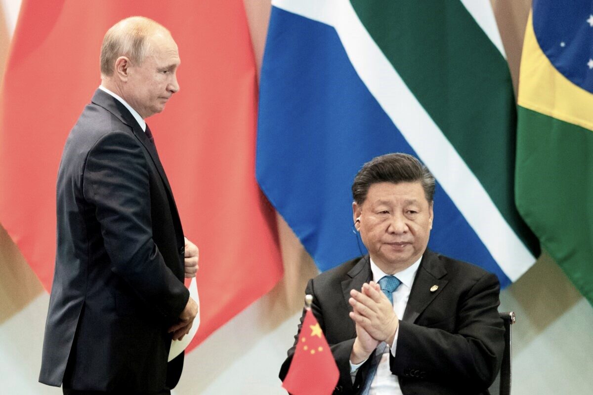 Nhà lãnh đạo Trung Quốc Tập Cận Bình và Tổng thống Nga Vladimir Putin tham dự một cuộc họp với các thành viên của Hội đồng Kinh doanh và quản lý của Ngân hàng Phát triển Mới trong Hội nghị thượng đỉnh BRICS ở Brasilia vào ngày 14/11/2019. (Ảnh: Pavel Golovkin/Pool/AFP qua Getty Images)