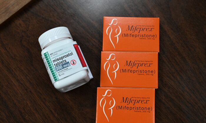 Mifepristone (Mifeprex) và Misoprostol, hai loại thuốc được sử dụng trong một ca phá thai bằng thuốc, được nhìn thấy tại Phòng khám Phụ Sản, ở Santa Teresa, New Mexico, vào ngày 17/06/2022. (Ảnh: Robyn Beck/AFP/Getty Images)