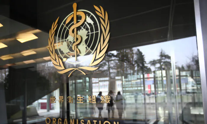Một logo được chụp ở bên ngoài tòa nhà của Tổ chức Y tế Thế giới (WHO) trong một cuộc họp của ban điều hành về cập nhật tình hình bùng phát virus Trung Cộng, tại Geneva, Thụy Sĩ, vào ngày 06/02/2020. (Ảnh: Denis Balibouse/Reuters)