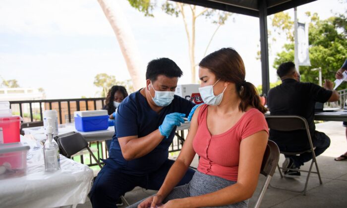 Một sinh viên đại học chích vaccine COVID-19 tại Đại học Tiểu bang California–Long Beach ở Long Beach, California, vào ngày 11/08/2021. (Ảnh: Patrick T. Fallon/AFP qua Getty Images)