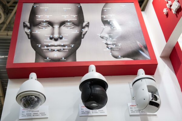 Camera an ninh AI với công nghệ nhận dạng khuôn mặt được trưng bày tại Triển lãm Quốc tế Trung Quốc lần thứ 14 về An toàn và An ninh Công cộng tại Trung tâm Triển lãm Quốc tế Trung Quốc ở Bắc Kinh vào ngày 24/10/2018. (Ảnh: Nicolas Asfouri/AFP qua Getty Images)