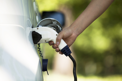 Một chiếc xe đang sạc điện. (Ảnh: Shutterstock)