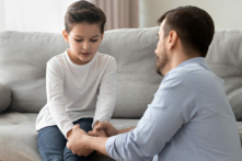 Một chuyên gia đã chia sẻ phương pháp khiến trẻ làm theo hướng dẫn của cha mẹ. (Ảnh: Shutterstock)