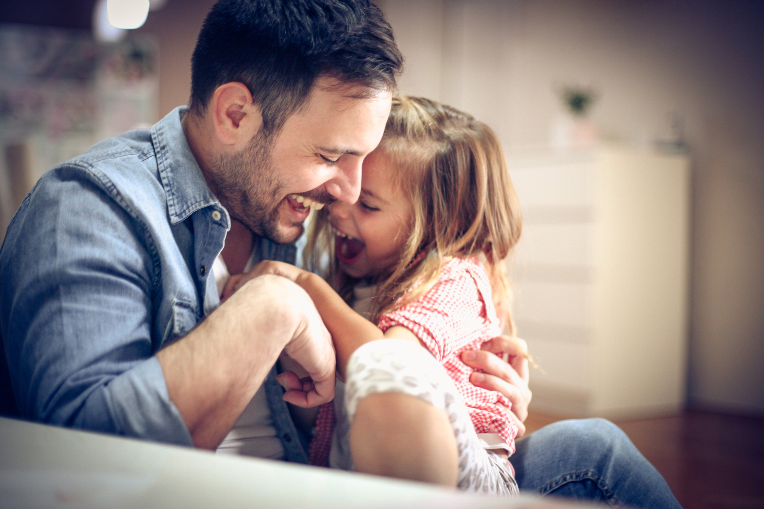Một người cha ôm con gái của mình. (Ảnh: Shutterstock)