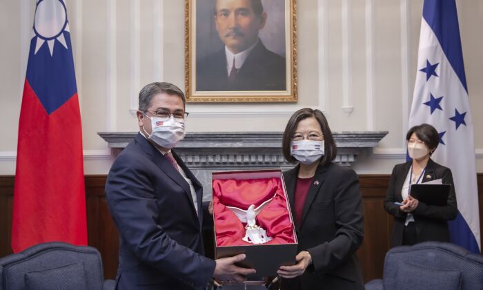Tổng thống đương thời sắp mãn nhiệm của Honduras Juan Orlando Hernandez (Trái) trao đổi quà tặng với Tổng thống Đài Loan Thái Anh Văn trong một cuộc gặp mặt ở Đài Bắc, Đài Loan, vào ngày 13/11/2021. (Ảnh: Văn phòng Tổng thống Đài Loan qua AP)