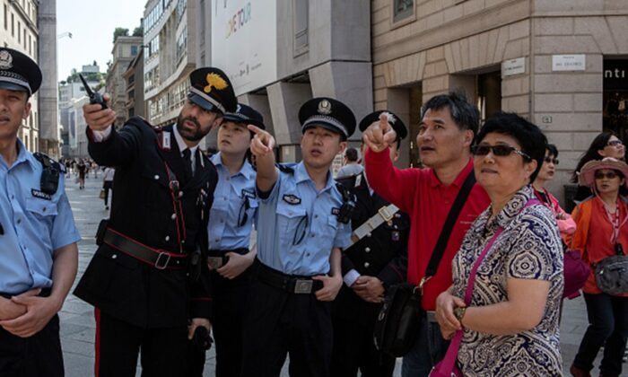 Cảnh sát bán quân sự Ý và công an Trung Quốc tuần tra chung, cùng hai du khách Trung Quốc ở trung tâm Milan, vào ngày 01/06/2018. Các cuộc tuần tra chung giữa cảnh sát bán quân sự Ý và công an Trung Quốc chủ yếu được thực hiện ở Rome, Milan, Venice, và Prato. (Ảnh: Emanuele Cremaschi/Getty Images)