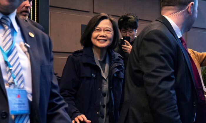 Tổng thống Đài Loan Thái Anh Văn (Tsai Ing-wen) rời một khách sạn ở New York, hôm 29/03/2023. (Ảnh: Yuki Iwamura/AP Photo)