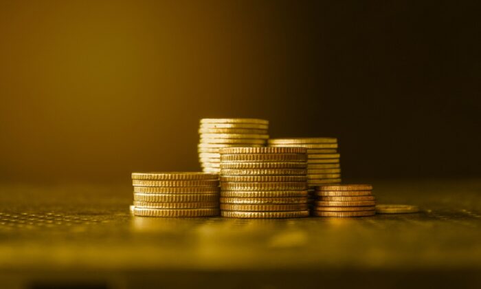 Chồng tiền xu bằng vàng. (Ảnh: Tendo/Shutterstock)