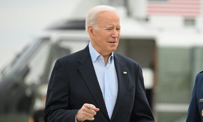Tổng thống Joe Biden trên đường lên Không lực Một trước khi rời Căn cứ Chung Andrews ở tiểu bang Maryland, hôm 31/03/2023. (Ảnh: Mandel Ngan/AFP qua Getty Images)